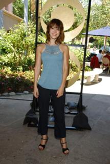 Lizzy Caplan feet photo thumbnail