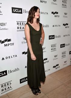 Lizzy Caplan feet photo thumbnail