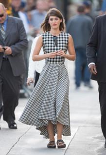 Lizzy Caplan feet photo thumbnail
