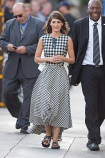 Lizzy Caplan feet photo thumbnail