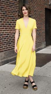 Lizzy Caplan feet photo thumbnail