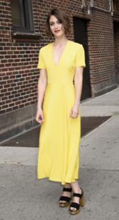 Lizzy Caplan feet photo thumbnail