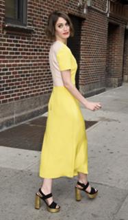 Lizzy Caplan feet photo thumbnail