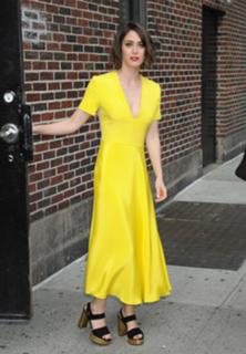 Lizzy Caplan feet photo thumbnail