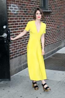 Lizzy Caplan feet photo thumbnail