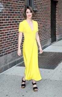Lizzy Caplan feet photo thumbnail
