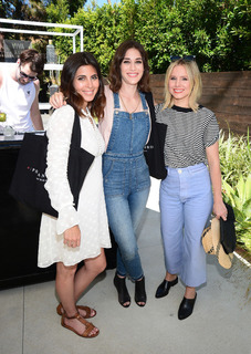 Lizzy Caplan feet photo thumbnail