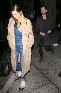 Lizzy Caplan feet photo thumbnail