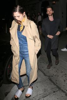 Lizzy Caplan feet photo thumbnail