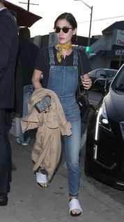 Lizzy Caplan feet photo thumbnail