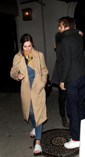 Lizzy Caplan feet photo thumbnail
