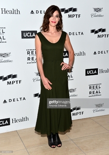 Lizzy Caplan feet photo thumbnail