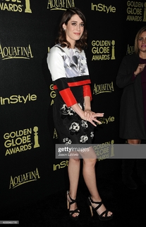 Lizzy Caplan feet photo thumbnail
