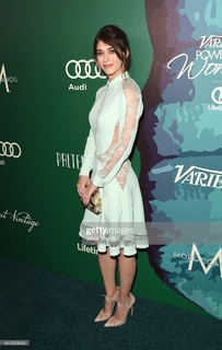 Lizzy Caplan feet photo thumbnail