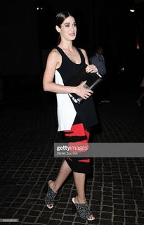 Lizzy Caplan feet photo thumbnail
