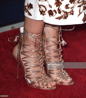 Lizzy Caplan feet photo thumbnail