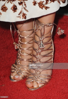 Lizzy Caplan feet photo thumbnail