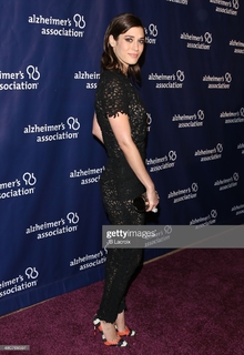 Lizzy Caplan feet photo thumbnail