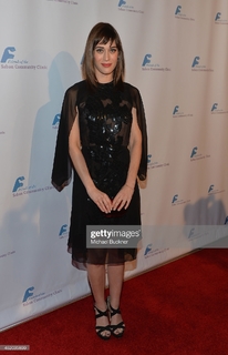 Lizzy Caplan feet photo thumbnail