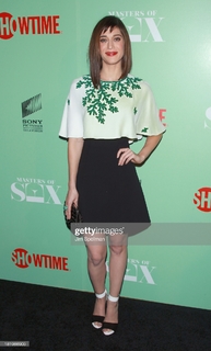Lizzy Caplan feet photo thumbnail