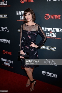 Lizzy Caplan feet photo thumbnail
