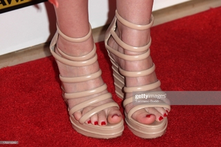 Lizzy Caplan feet photo thumbnail