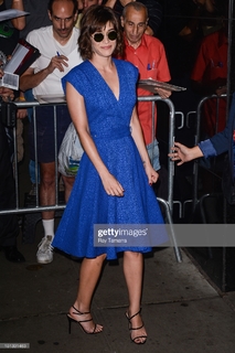 Lizzy Caplan feet photo thumbnail