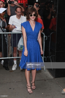 Lizzy Caplan feet photo thumbnail