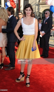 Lizzy Caplan feet photo thumbnail