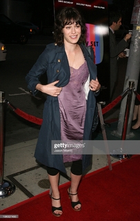 Lizzy Caplan feet photo thumbnail