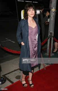Lizzy Caplan feet photo thumbnail