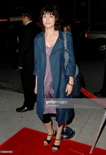 Lizzy Caplan feet photo thumbnail