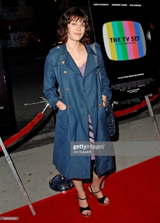 Lizzy Caplan feet photo thumbnail