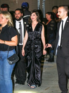 Lizzy Caplan feet photo thumbnail
