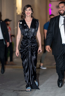 Lizzy Caplan feet photo thumbnail