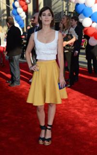 Lizzy Caplan feet photo thumbnail
