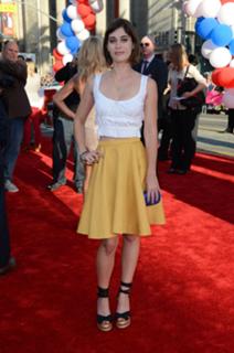 Lizzy Caplan feet photo thumbnail