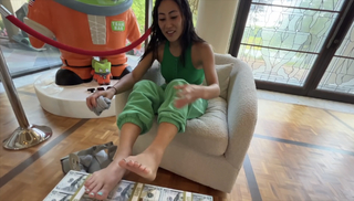 Lizzy Capri feet photo 1