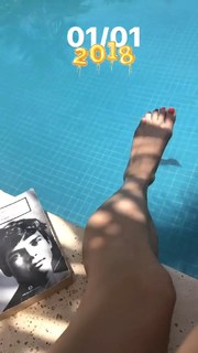 Lodovica Comello feet photo thumbnail