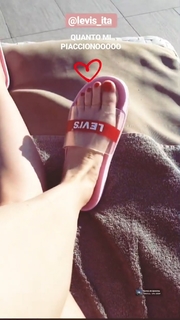 Lodovica Comello feet photo thumbnail