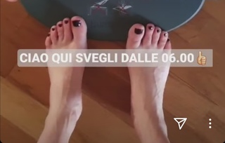 Lodovica Comello feet photo thumbnail