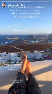 Lodovica Comello feet photo thumbnail