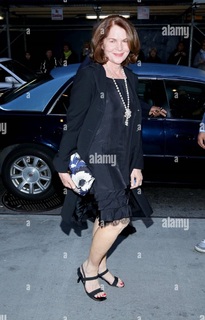Lois Chiles feet photo 20