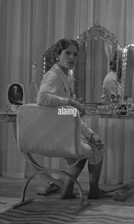 Lois Chiles feet photo 1