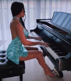 Lola Astanova feet photo 2