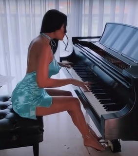 Lola Astanova feet photo 1