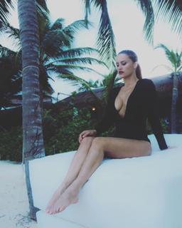 Lola Ponce feet photo thumbnail