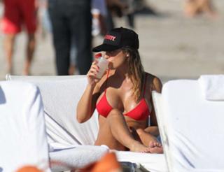 Lola Ponce feet photo thumbnail