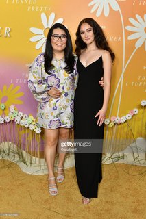 Lola Tung feet photo thumbnail