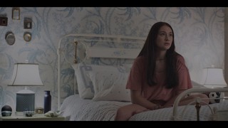 Lola Tung feet photo thumbnail